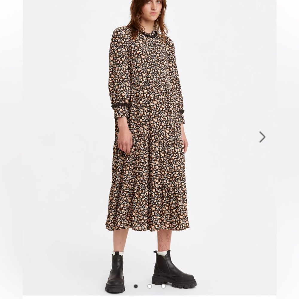 40. Levi's Farah Midi Dress Gloral Dusty caviar, tiered silhouette